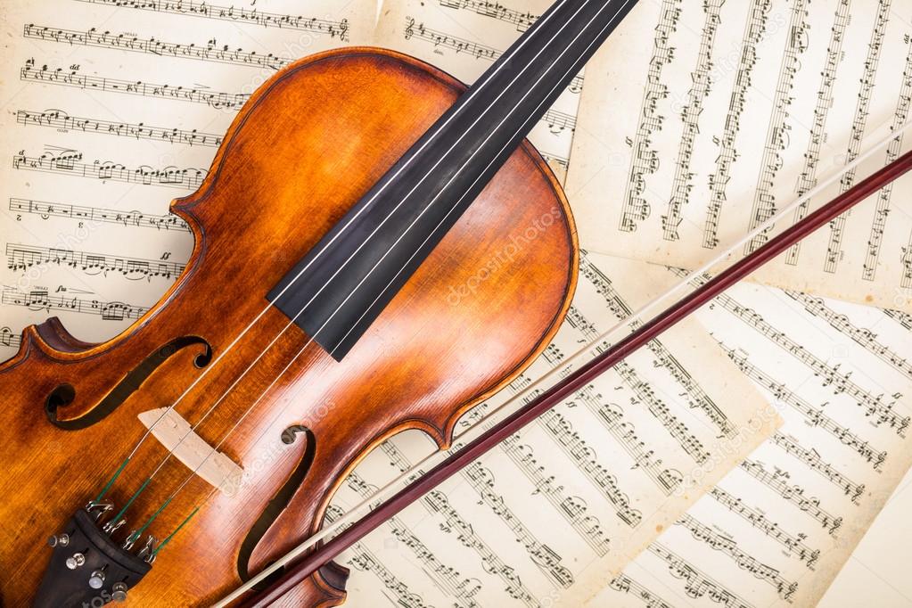 Violon et archet sur partition